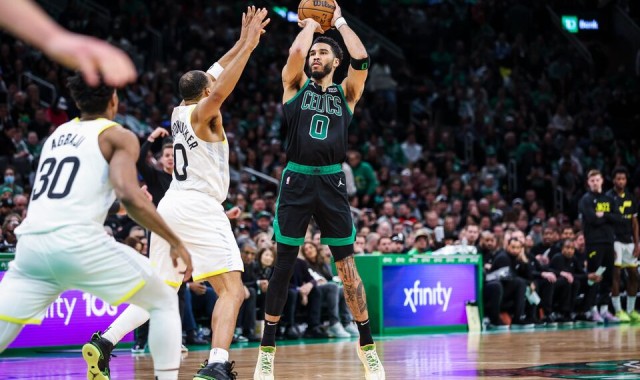 亚博-背靠背两战豪取79分 季后赛临近塔图姆终于回暖