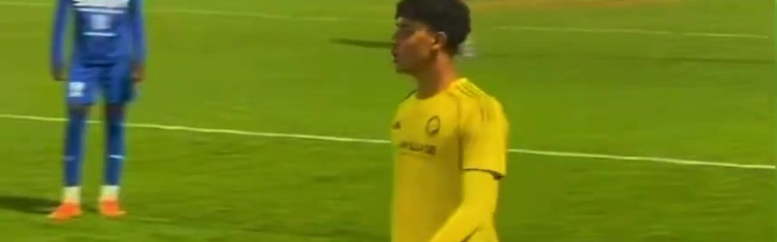 亚博体育平台-迷你罗被换下场时情绪不满地推开对手，被主裁判黄牌警告