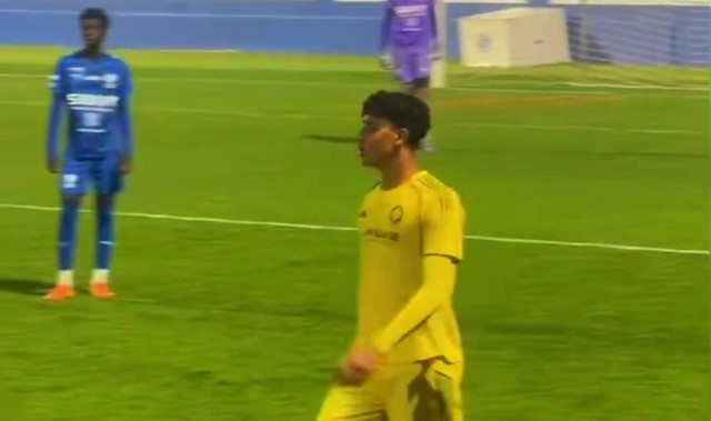 亚博体育平台-迷你罗被换下场时情绪不满地推开对手，被主裁判黄牌警告